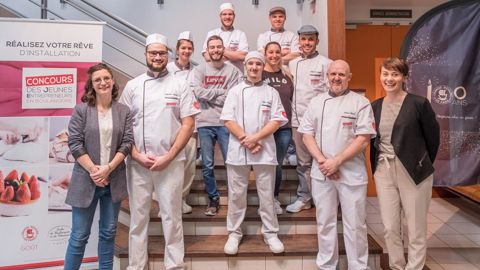 Les finalistes de la 16e édition du CJE : Sébastien et Julie Dubois (2e prix, en bas à gauche), Laura Lagrue et Nicolas Larue (prix spécial jeune, 2e marche à gauche), Baptiste Jacques (3e prix, 2e marche à droite), Jérôme Varet et Anne-Sophie Dael (1er prix, en bas à droite). 